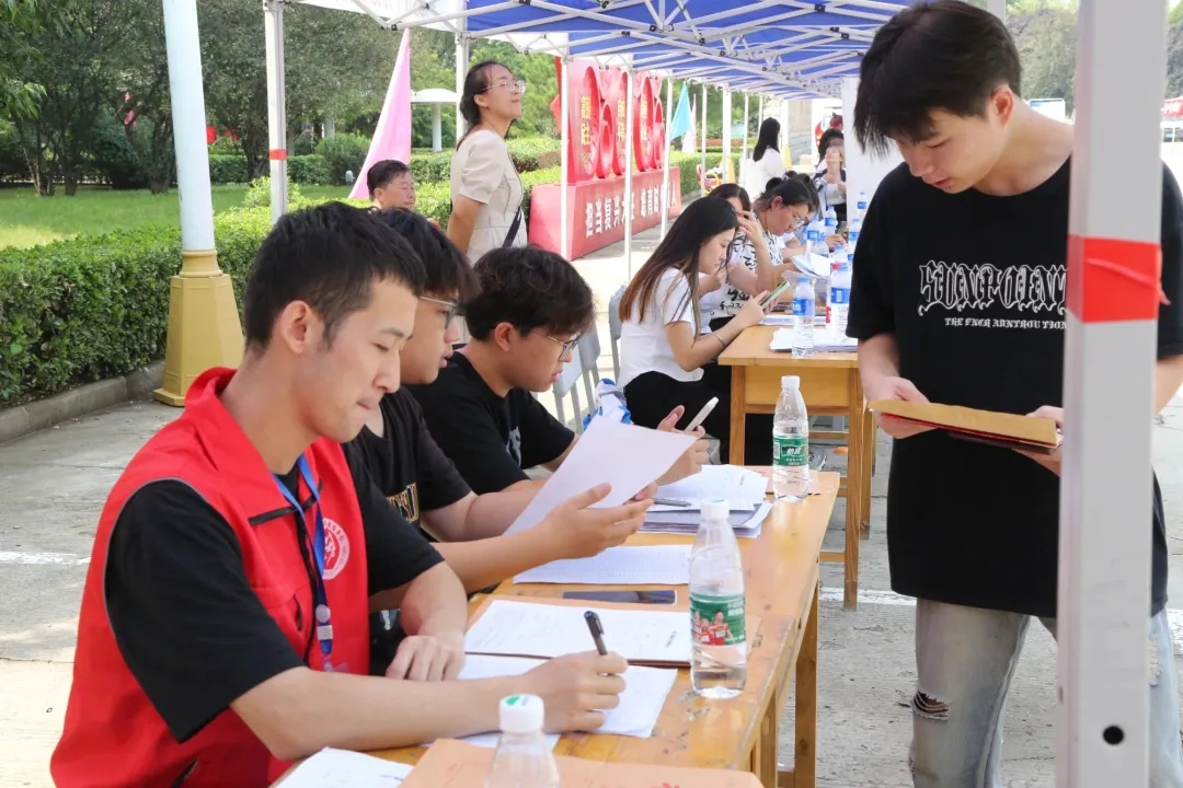 華翔學(xué)院新生報到，迎新啦！